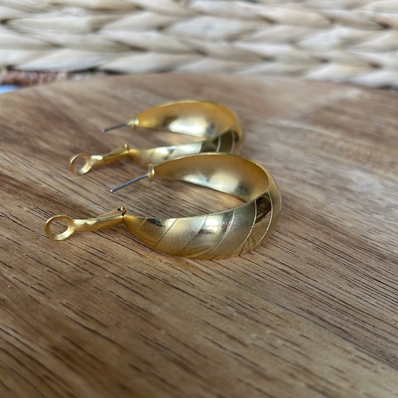Vintage 1970’s Gold Matt e & Shiny Design 1 1/2” Hoop Earrings - Picture 4 of 6
